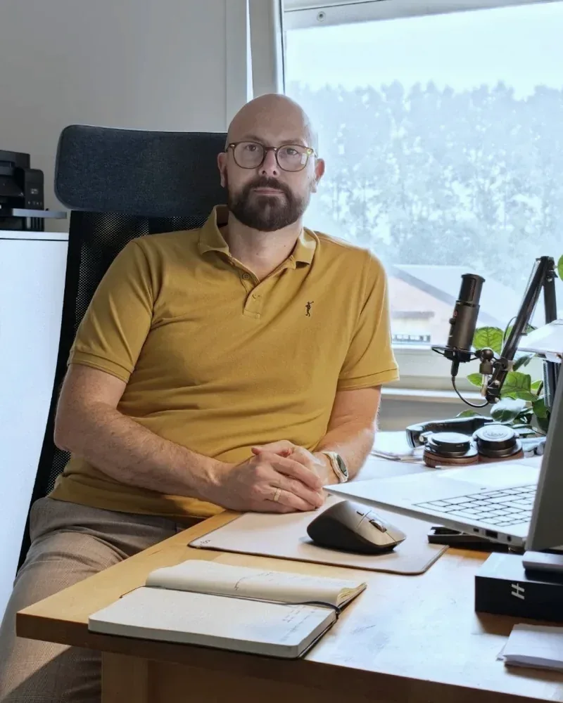 Eric aan zijn bureau